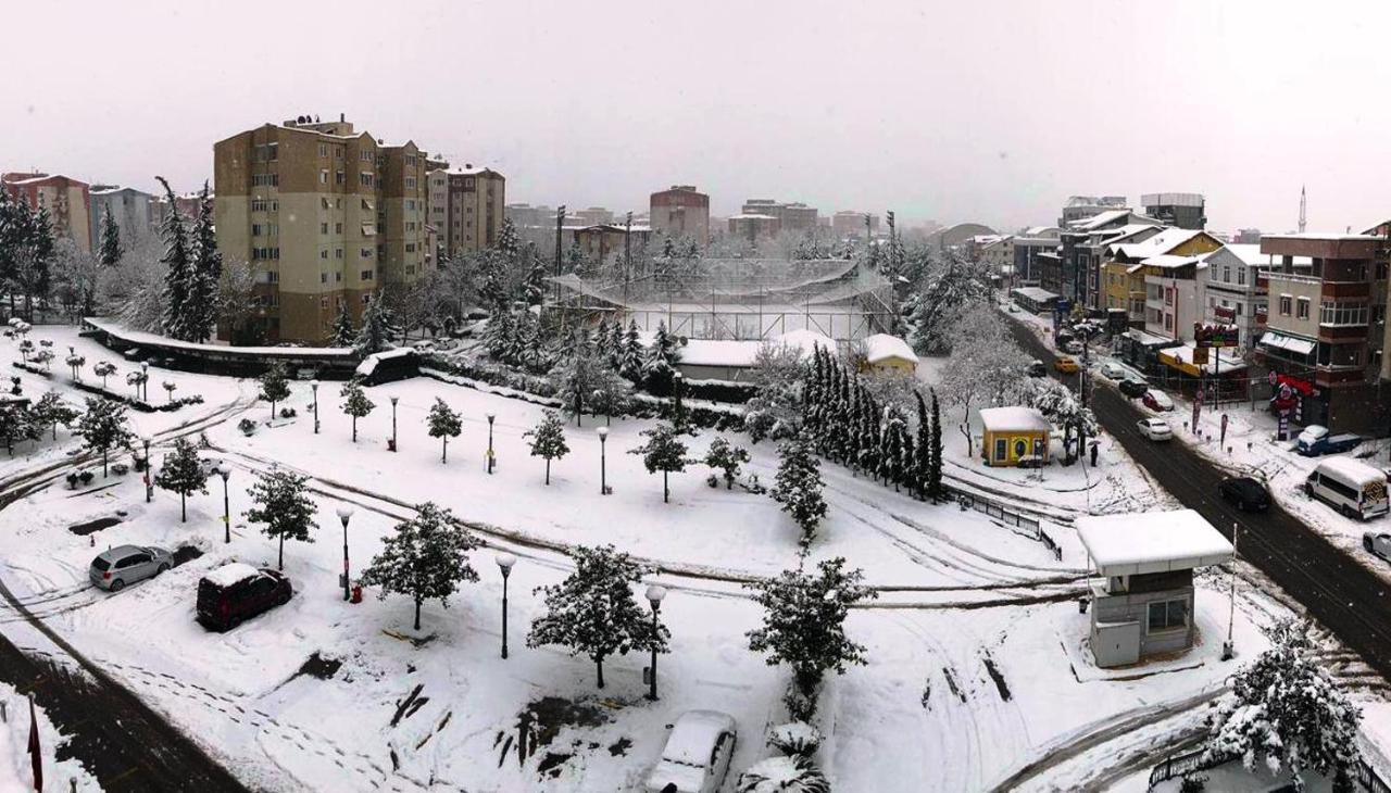 伊兹米特温德姆华美达广场酒店 科喀艾里 外观 照片 View of the town in winter