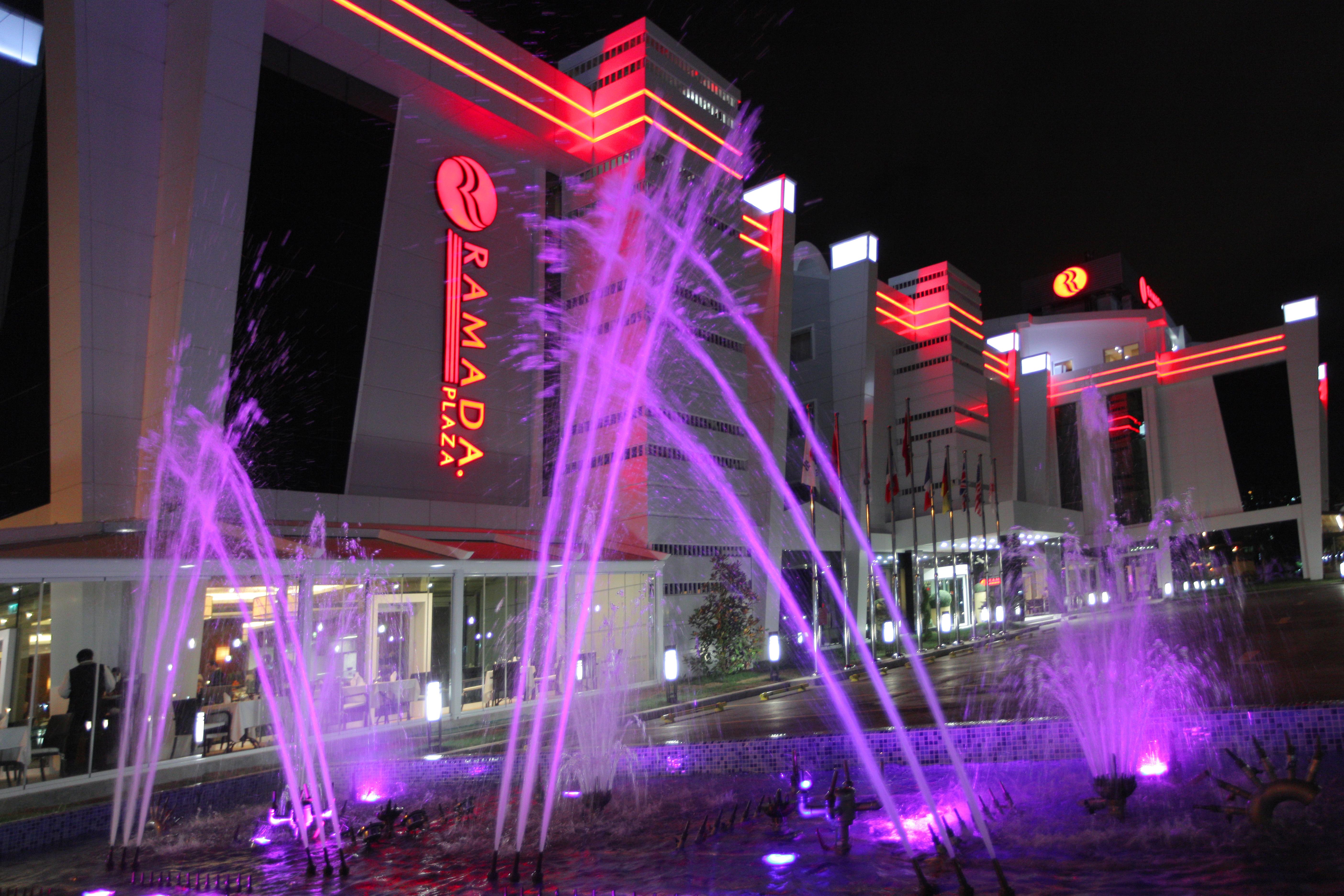 伊兹米特温德姆华美达广场酒店 科喀艾里 外观 照片 Fountains at the hotel