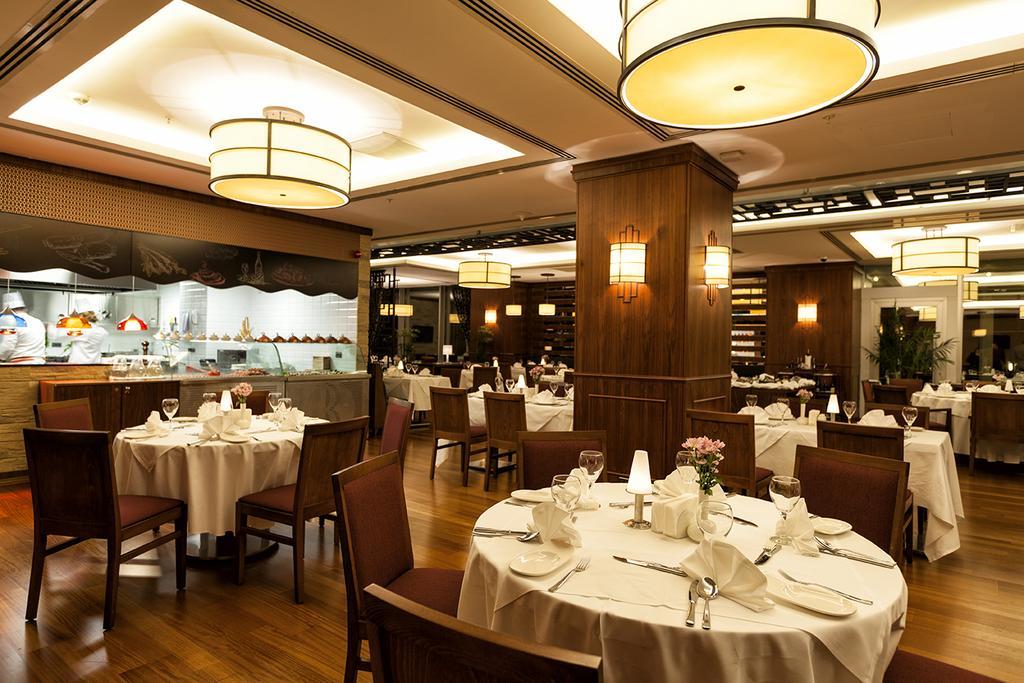 伊兹米特温德姆华美达广场酒店 科喀艾里 外观 照片 The interior of the restaurant