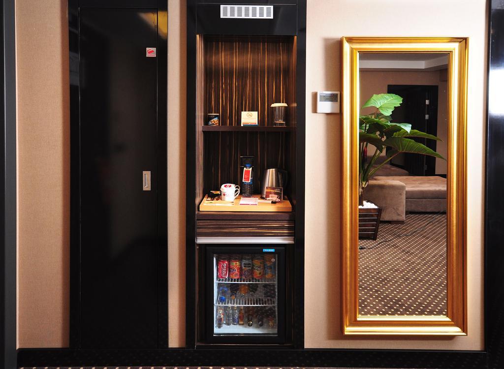 伊兹米特温德姆华美达广场酒店 科喀艾里 外观 照片 A wet bar in a hotel room