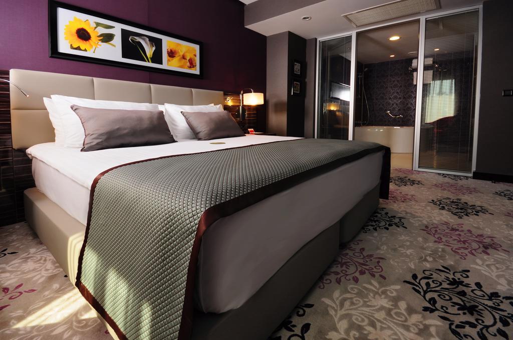 伊兹米特温德姆华美达广场酒店 科喀艾里 外观 照片 A bedroom in the hotel