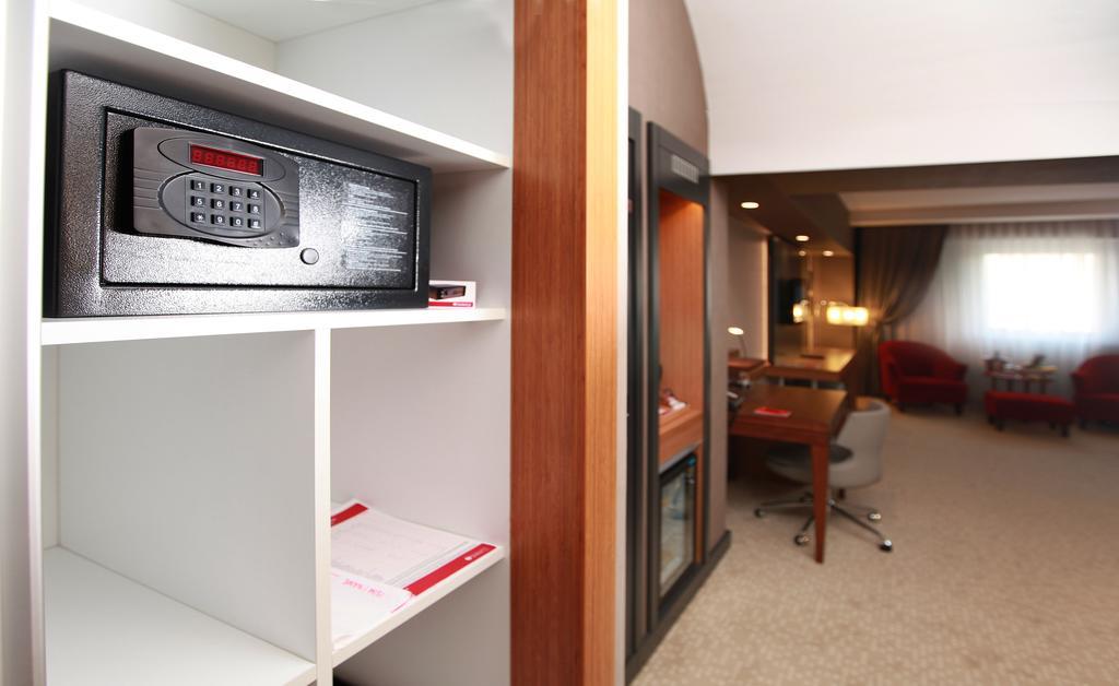 伊兹米特温德姆华美达广场酒店 科喀艾里 外观 照片 A safe in a hotel room