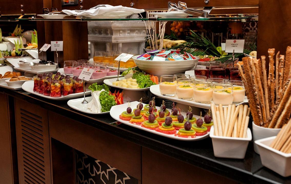 伊兹米特温德姆华美达广场酒店 科喀艾里 外观 照片 A buffet